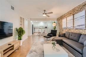 Walkable Dtwn 2B Getaway - Sleeps 5 - Pool, Prkg